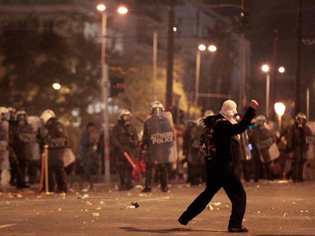 В Афинах смерть пожилого грека, застрелившегося перед зданием парламента на глазах у десятков прохожих, вызвала массовые демонстрации и беспорядки