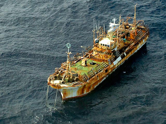 Служба береговой охраны США начала операцию по затоплению дрейфующего у берегов американского континента "корабль-призрак" из Японии