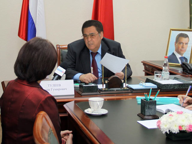 Администрация Кемеровской области разместила на официальном сайте отредактированный снимок с официальной встречи губернатора региона