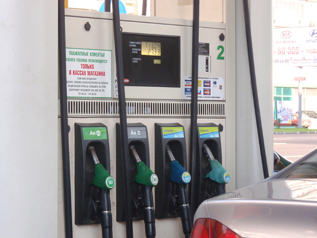 Цена на бензин в России не меняется полтора месяца. Эксперты: скоро начнется рост