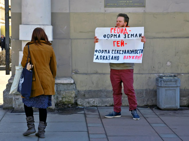 Мировой суд в Санкт-Петербурге освободил в пятницу из-под стражи задержанных накануне за пропаганду гомосексуализма активистов городского ЛГБТ-движения и не стал расматривать их дела