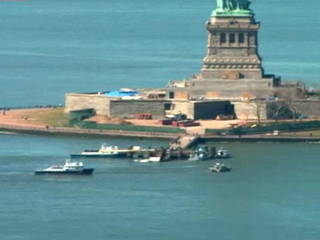 Небольшое буксирное судно перевернулось в бухте Нью- Йорка, недалеко от острова Либерти-айленд, на котором стоит знаменитая Статуя Свободы