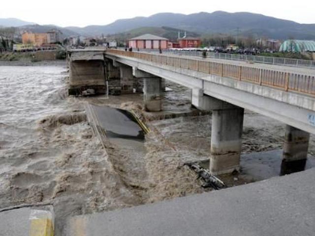В Турции рухнул мост с людьми и машинами. 15 пропали без вести
