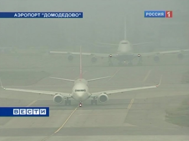 Сильный туман, окутавший Москву ночью и сохраняющийся утром в воскресенье, существенно осложнил работу столичных аэропортов