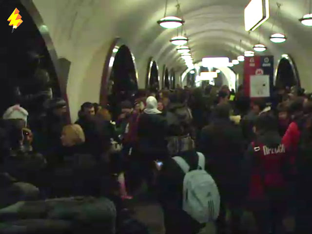 Несколько человек с белыми лентами и бантами вышли на станцию столичной подземки "Площадь Революции" и украсили ее белыми цветами и шариками