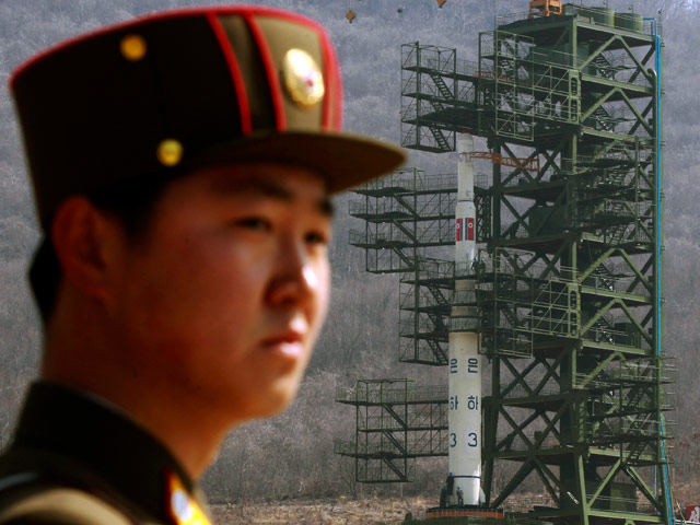 Иностранным журналистам, приглашенным в КНДР для освещения мероприятий по случаю 100-летия со дня рождения Ким Ир Сена, в воскресенье продемонстрировали искусственный спутник Земли "Кванменсон-3" ("Сияющая звезда-3") и ракету-носитель "Ынха-3" ("Млечный п