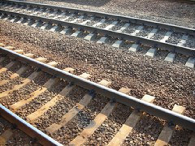 Десятилетний мальчик, оказавшийся на железнодорожном мосту в городе Шахты, был сбит проходившим товарным составом