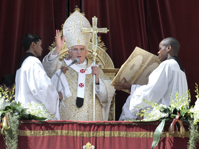 Римский первосвященник поздравил мир со светлым праздником Пасхи, произнеся приветствия на 65 языках, в том числе по-русски: "Христос воскресе!"