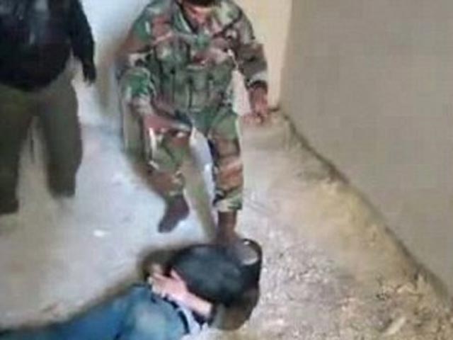 Очередное ВИДЕО предполагаемых зверств сирийских военных: жертву избивают и топчут ногами