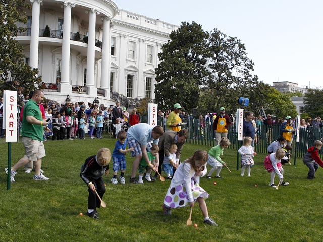 Более 30 тысяч взрослых и детей пришли в гости к президенту США Бараку Обаме и его семье по случаю Пасхи