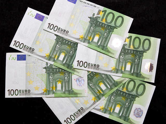Эксперты: евро продолжит дешеветь в ближайшее время