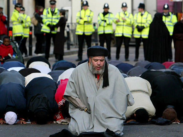 Великобритания может выдать радикального исламского проповедника Абу Хамзу аль-Масри и еще четверых исламистов Соединенным Штатам, где им грозит пожизненное заключение