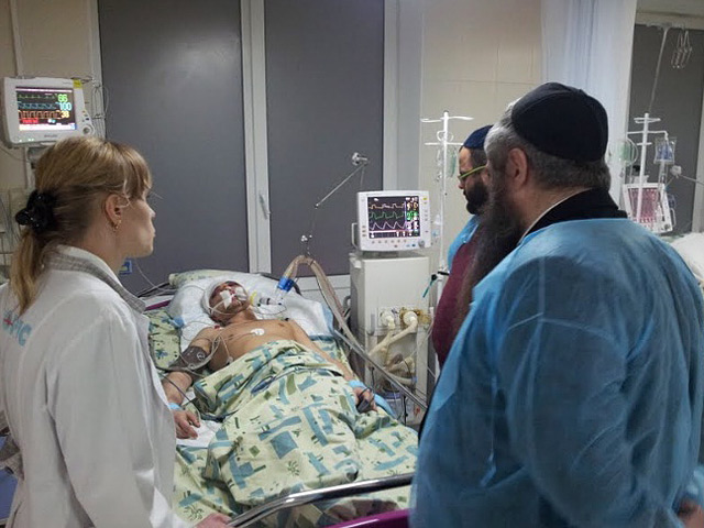 Жертвой нападения стал 25-летний Арон (Александр) Гончаров, который учится в киевской ешиве (высшее учебное заведение для иудеев) при синагоге Бродского. Молодого человека зверски избили прямо в центре Киева