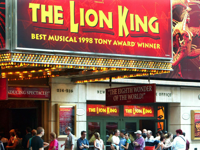 Мюзикл "Король лев" (The Lion King) с песнями Элтона Джона, поставленный Джули Теймор в 1997 году, стал самым кассовым мюзиклом Бродвея