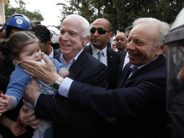 Сенаторы Джон Маккейн и Джозеф Либерман посетили лагерь сирийских беженцев в районе границы Турции и Сирии