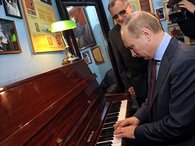 Путин в Петербурге на расстроенном пианино сыграл "Город над вольной Невой"