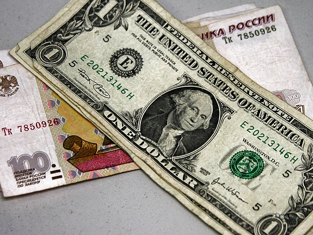 Рубль снизился к бивалютной корзине в связи с негативными настроениями на рынках капитала и снижением цен на нефть накануне. Стоимость корзины выросла на 20 копеек и составила 33,98 рубля по сравнению с 33,78 рубля во вторник