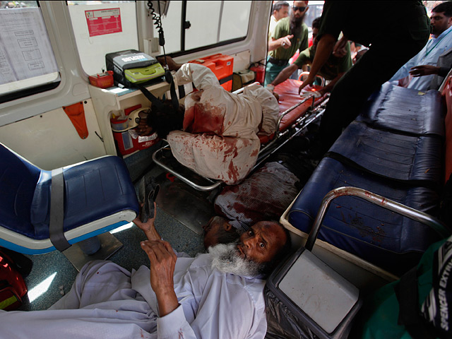 Двенадцать человек погибли и 15 пострадали в результате столкновения двух микроавтобусов, которое произошло в среду в северо-западной пакистанской провинции Хайбер-Пахтунхва