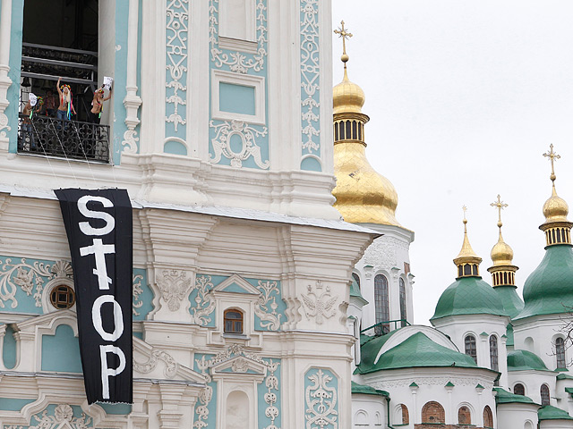 Духовенство Церквей Украины осуждает выходку активисток FEMEN на колокольне Софийского собора