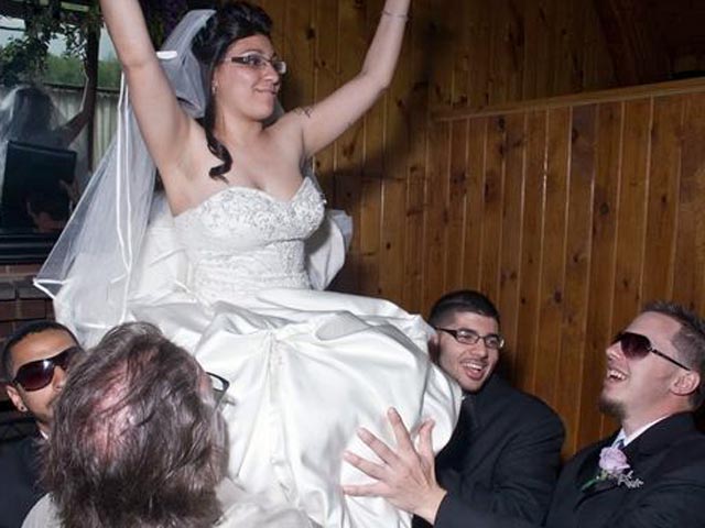 В Нью-Йорке судят женщину, которая притворилась больной раком, чтобы собрать денег на собственную свадьбу. Теперь ее обвиняют в мошенничестве. Женщина находится под арестом, ей грозит до четырех лет тюрьмы