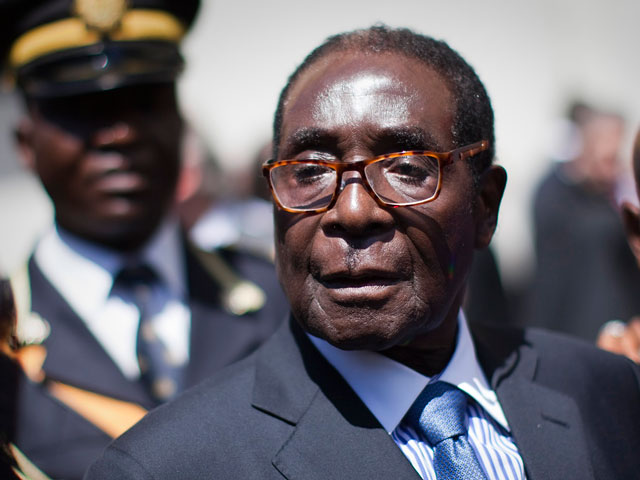 "Умирающий" президент Зимбабве вернулся домой: он летал в отпуск