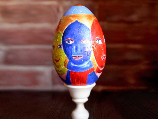 Знаменитый "Митек" Шагин изобразил на пасхальном яйце девушек из Pussy Riot