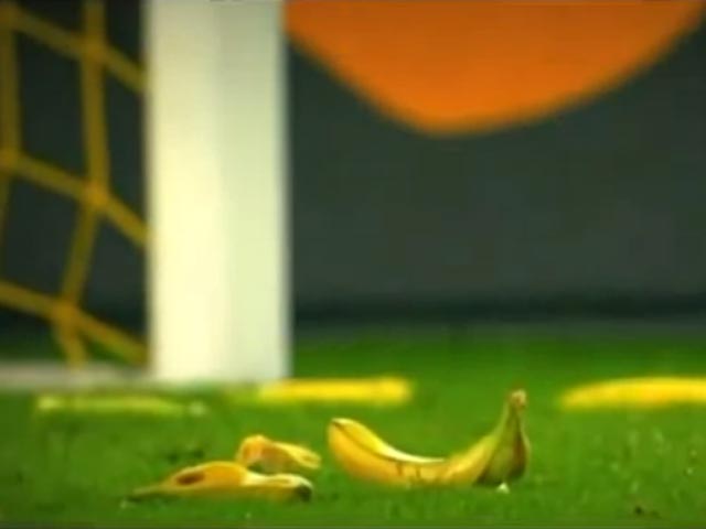 Немецкие фанаты закидали бананами белокожего голкипера своей сборной