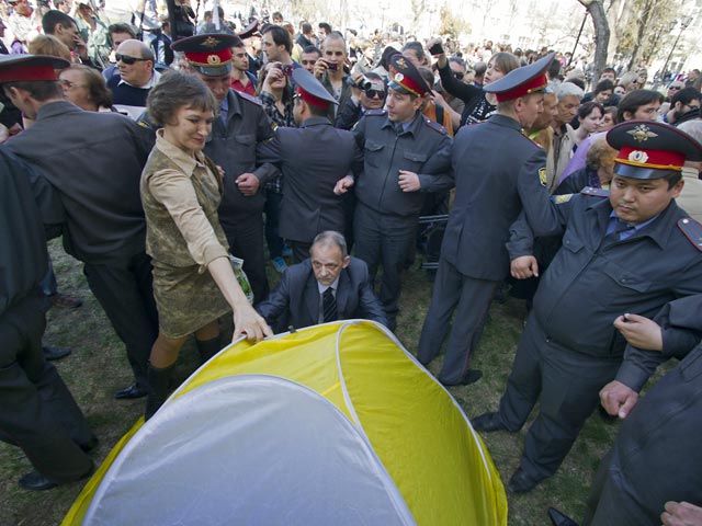 Сторонники астраханского эсера Олега Шеина попытались в четверг вечером разбить палаточный лагерь на газоне в сквере Кирова, где происходит уличная часть акции протеста