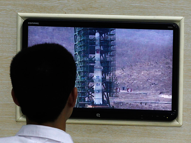 Министерство обороны Южной Кореи в пятницу объявило о неудачном пуске северокорейской ракеты "Ынха-3" ("Млечный путь") - по данным Сеула, ракета пролетела всего несколько минут, после чего развалилась и упала в океан