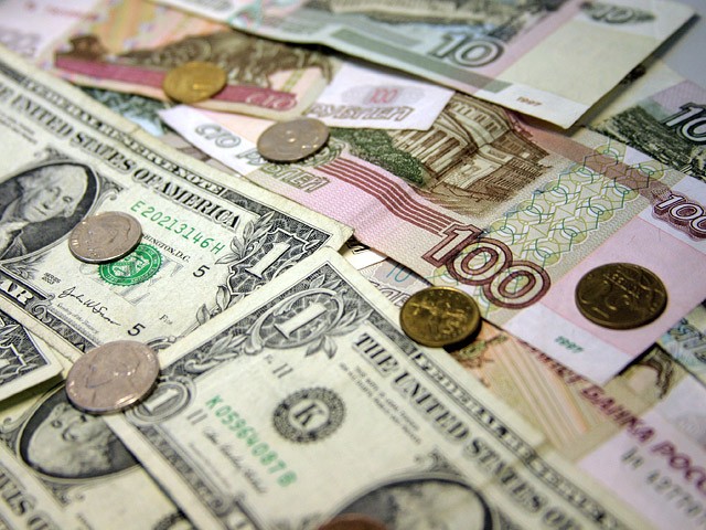 Доллар упал на 10 копеек, евро потерял 4