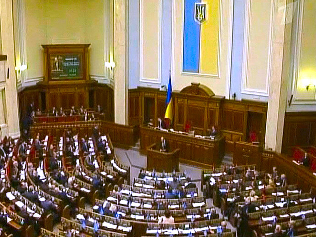 Парламент Украины на заседании в пятницу одобрил в целом оппозиционный законопроект о реформировании нефтегазового комплекса, который разрешает реорганизацию "Нафтогаза Украины", но запрещает аренду и приватизацию ГТС