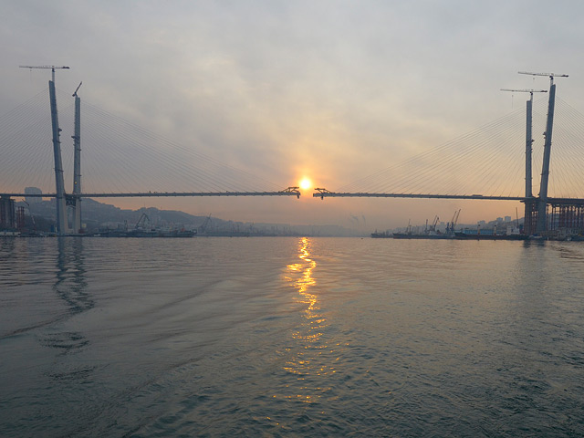 Строители моста через бухту Золотой Рог во Владивостоке в субботу установили центральную панель пролета перехода, соединив тем самым два противоположных берега бухты