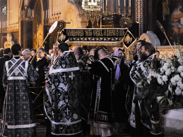 Вечером 13 апреля, в канун субботы Страстной седмицы, Патриарх Кирилл возглавил в храме Христа Спасителя утреню с чином погребения Плащаницы