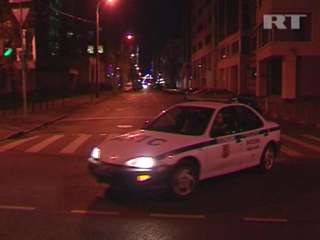 В центре Москвы водитель на Infiniti, уезжая из клуба, сбил четырех человек и разбил семь машин