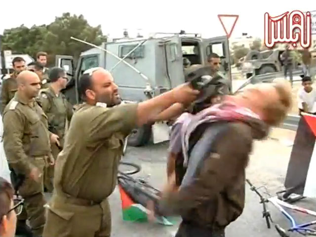 Скандал в израильской армии: офицер ударил автоматом пропалестинского активиста