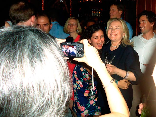 Государственный секретарь США Хиллари Клинтон после окончания саммита Америк была замечена в кубинском ночном клубе La Havana в колумбийском городе Картахена
