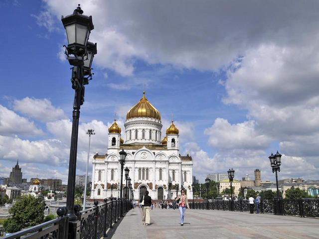 Участники акции прошли мимо храма по набережной под Патриаршим мостом и двинулись в сторону Кремля, а затем были задержаны