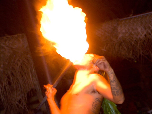 Возможно, подростки подражали традиционным полинезийским танцорам (на фото), который используют элемент "Дыхание огнем" в своих представлениях