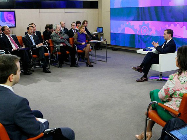 Уходящий президент Дмитрий Медведев сообщил, что подписал указ о создании Общественного телевидения в стране, которое будет бесплатным и общедоступным для всех россиян и при этом защищенным от "запредельного" госвлияния