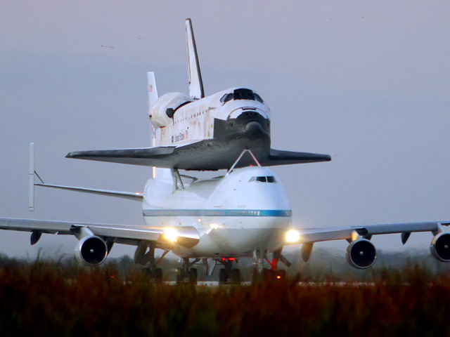 Американский космический корабль многоразового использования Discovery, списанный после 27 лет службы, во вторник будет доставлен с космодрома на мысе Канаверал (штат Флорида) в Международный аэропорт имени Даллеса в пригороде Вашингтона