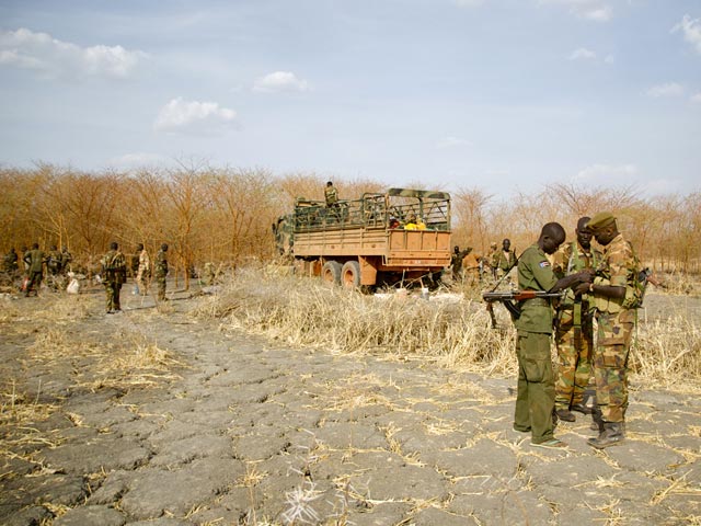 Солдаты Южного Судана занимают позиции севернее Хеглига, 15 апреля 2012 года
