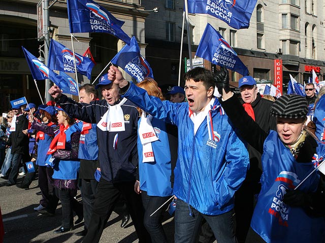 Уходящий президент Дмитрий Медведев и его преемник на этом посту премьер Владимир Путин могут возглавить шествие сторонников правящего тандема 1 мая и повести колонну демонстрантов под лозунгом "Даешь справедливость!"