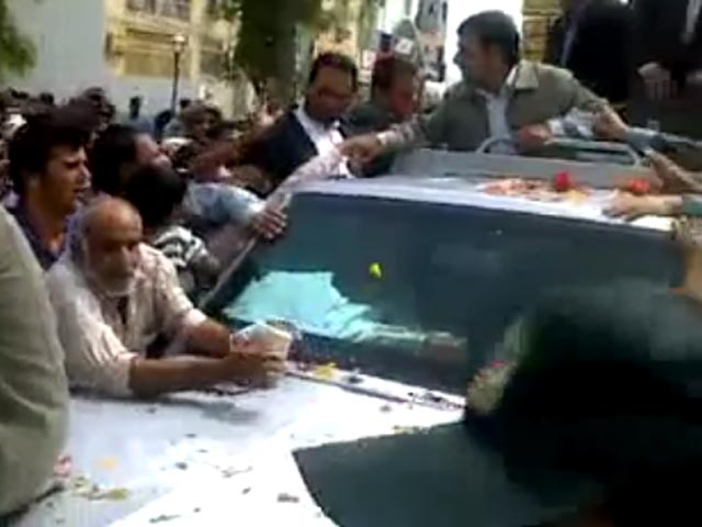 СМИ: автомобиль иранского президента атаковали протестующие