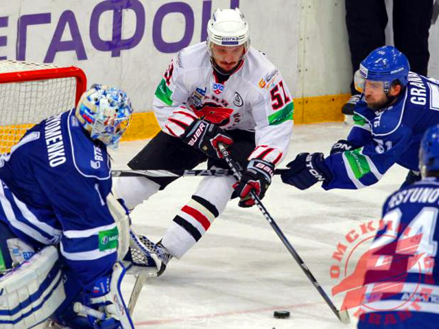 Омский "Авангард" в четверг укрепил свое преимущество над московским "Динамо" в финальной серии плей-офф Континентальной хоккейной лиги до четырех побед