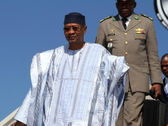 Свергнутый в марте военными путчистами экс-президент Мали Амаду Тумани Туре покинул свою страну и отправился в Сенегал