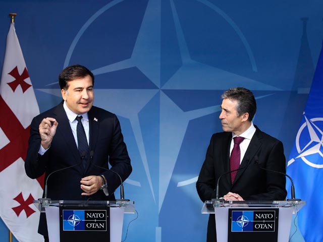 На совместной пресс-конференции с президентом Грузии Михаилом Саакашвили Расмуссен заявил, что в Чикаго в конце мая может быть сделано "сильное заявление" по сотрудничеству с этой страной