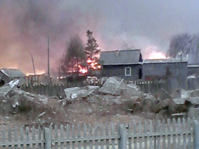 В поселке Тыгда Магдагачинского района Амурской области тушат крупный пожар: огонь охватил по меньшей мере 46 жилых домов и перекинулся на емкости с нефтепродуктами