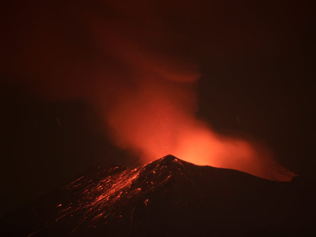 Сильный выброс пепла и пара, который достиг высоты 2 км, зарегистрирован из кратера вулкана Попокатепетль, расположенного в 60 км к юго-востоку от мексиканской столицы