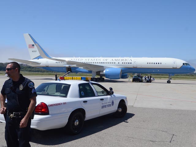 Лайнер вице-президента США Джозефа Байдена столкнулся со стаей птиц при посадке в аэропорту Санта-Барбары, штат Калифорния. 