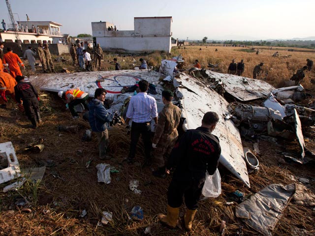 Авиалайнер, летевший из крупнейшего пакистанского города Карачи, потерпел в пятницу крушение неподалеку от столицы Пакистана Исламабада. По последним данным, на борту лайнера находился 121 пассажир (в том числе 11 детей) и 6 членов экипажа